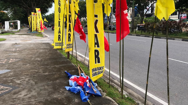 Bendera Partai Demokrat Dirobek. (Foto: Dok. Partai Demokrat)