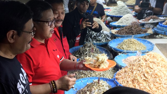 Hasto dan Djarot blusukan ke Pasar sentral pusat pedagang Ikan asin di Kota Medan, Sumut, Sabtu (15/12). (Foto: Rafyq Panjaitan/kumparan)