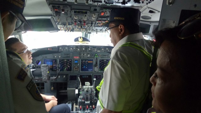 Menteri Perhubungan, Budi Karya Sumadi meninjau uji keselamatan dan kelaikan pesawat (ramp check) di Bandara Soekarno Hatta, Tangerang. (Foto: Resya Firmansyah/kumparan)