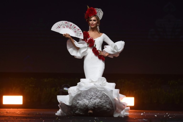 Penampilan Angela Ponce di Ajang Miss Universe 2018. (Foto: Lillian Suwanrumpha / AFP)