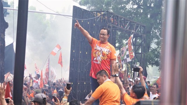 Gubernur DKI Jakarta, Anies Baswedan naik pagar Balaikota untuk menyapa The Jakmania. (Foto: Helmi Afandi/kumparan)