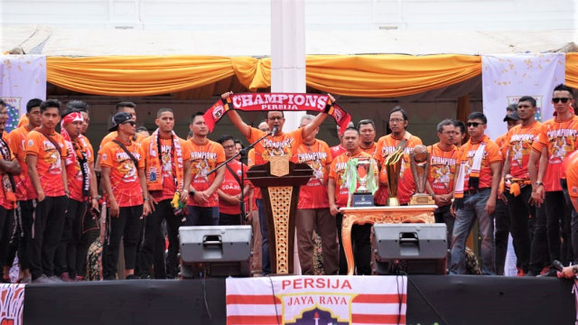 Gubernur DKI Jakarta, Anies Baswedan di panggung bersama para pemain dan piala kemenangan. (Foto: Helmi Afandi/kumparan)