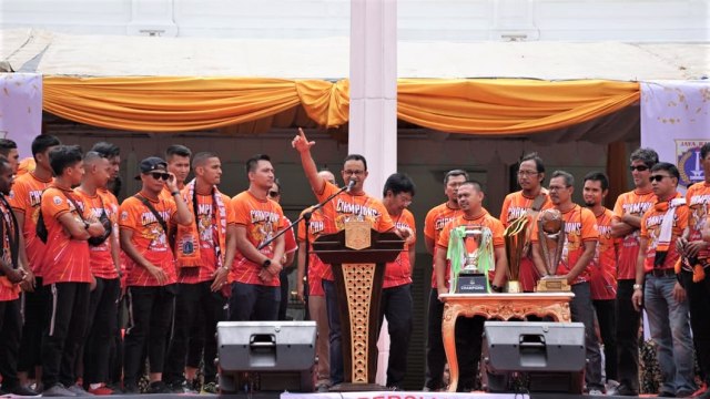 Gubernur DKI Jakarta, Anies Baswedan di panggung bersama para pemain dan piala kemenangan. (Foto: Helmi Afandi/kumparan)