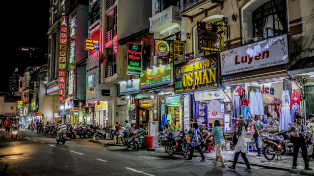 Deretan kafe dan toko di Vietnam (Foto: Flickr/Mohd Sani)