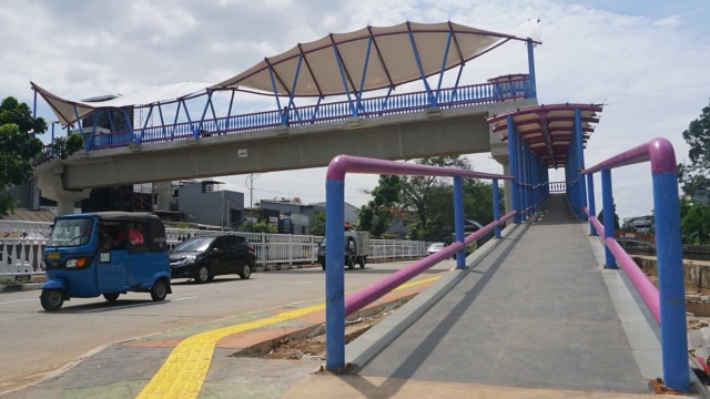 Jembatan Penyebrangan Orang di kawasan Jelambar Barat, Jalan Tubagus Angke, Jakarta Barat, Sabtu (15/12/2018). (Foto: Jamal Ramadhan/kumparan)