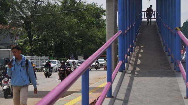 Jembatan Penyebrangan Orang di kawasan Jelambar Barat, Jalan Tubagus Angke, Jakarta Barat, Sabtu (15/12/2018). (Foto: Jamal Ramadhan/kumparan)