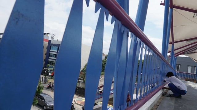 Jembatan Penyebrangan Orang di kawasan Jelambar Barat, Jalan Tubagus Angke, Jakarta Barat, Sabtu (15/12/2018). (Foto: Jamal Ramadhan/kumparan)