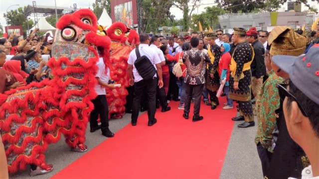 Presiden Jokowi disambut oleh tari-tarian khas budaya Riau dan Tionghoa, saat menghadiri kirab budaya di Gelanggang, Kota Pekanbaru, Riau.. (Foto: Jihad Akbar/kumparan)