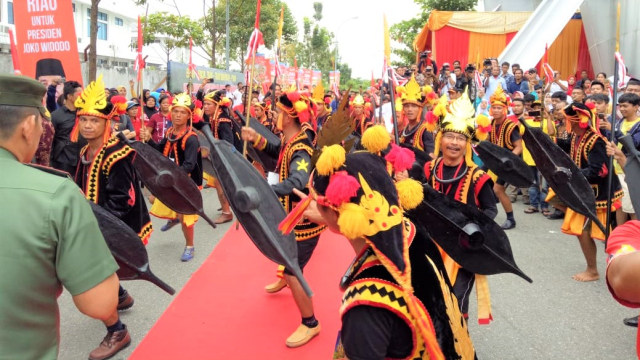 Presiden Jokowi disambut oleh tari-tarian khas budaya Riau dan Tionghoa, saat menghadiri kirab budaya di Gelanggang, Kota Pekanbaru, Riau.. (Foto: Jihad Akbar/kumparan)