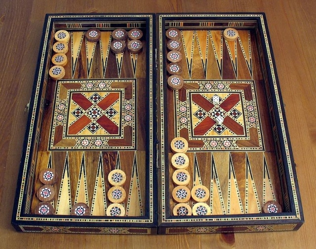 Board game backgammon atau Tabula. (Foto: Ptkfgs via Wikimedia Commons (Public Domain))