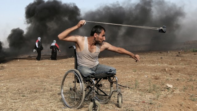 Saber al-Ashkar, 29, pria Palestina yang melemparkan batu saat terjadi bentrokan dengan dengan tentara Israel, di Perbatasan Gaza (11/5/2018) (Foto: AFP/Mahmud Hams)
