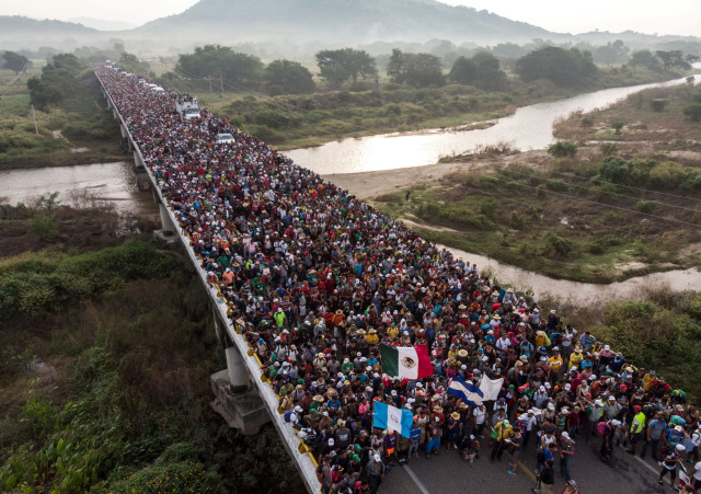 Para imigran dari Honduras yang bergerak menuju Amerika Serikat. Foto ini diambil ketika mereka berada di bagian Selatan Meksiko (27/10/2018).  (Foto: AFP/GUILLERMO ARIAS)