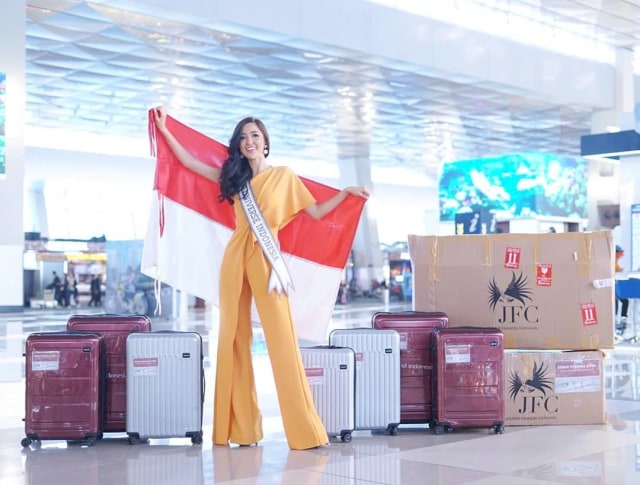 Mengenakan jumpsuit berlayer saat akan terbang ke Thailand. (Foto: dok. Instagram/@soniafergina)