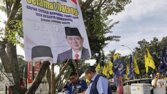 SBY melihat Bendera Partai Demokrat Dirobek di Pekanbaru, Riau. (Foto: Twitter/@AgusYudhoyono)