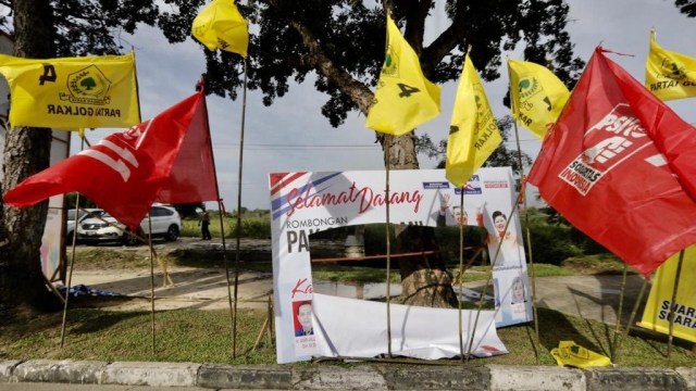 Bendera Partai Demokrat Dirobek di Pekanbaru, Riau. (Foto: Twitter/@AgusYudhoyono)