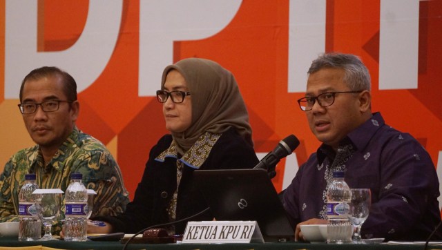 Ketua Komisi Pemilihan Umum (KPU) RI Arief Budiman (kanan) membuka rapat pleno Rekapitulasi Daftar Pemilih Tetap Hasil Perbaikan (DPTHP). (Foto:  Fanny Kusumawardhani/kumparan)