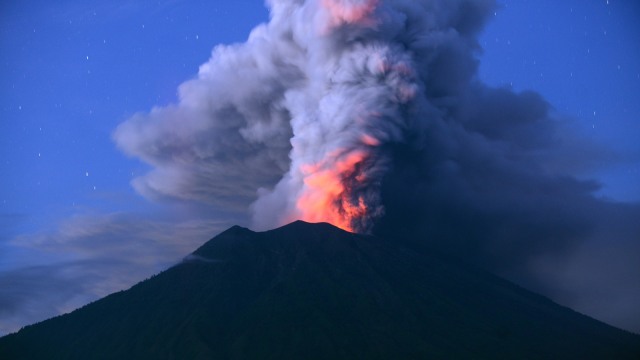 Erupsi Gunung Agung di Bali (2/6/2018). (Foto: AFP/Sonny Tumbelaka)