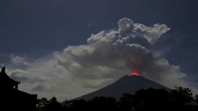 Ketika erupsi Gunung Agung di Bali (2/6/2018). (Foto: Johannes P. Christo/kumparan)