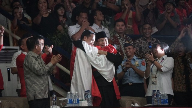 Prabowo dan Presiden Jokowi berpelukan bersama dengan peraih emas final pencak silat Asian Games 2018, Rabu (29/8/18). (Foto: Aditia Noviansyah/kumparan)