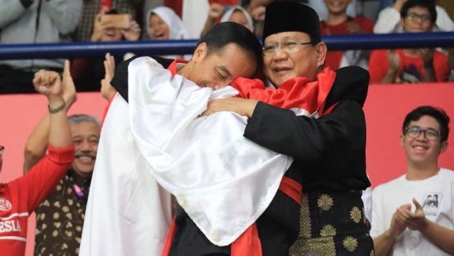 Prabowo dan Presiden Jokowi berpelukan bersama dengan peraih emas final pencak silat Asian Games 2018, Rabu (29/8/18). (Foto: Instagram: @prabowo)