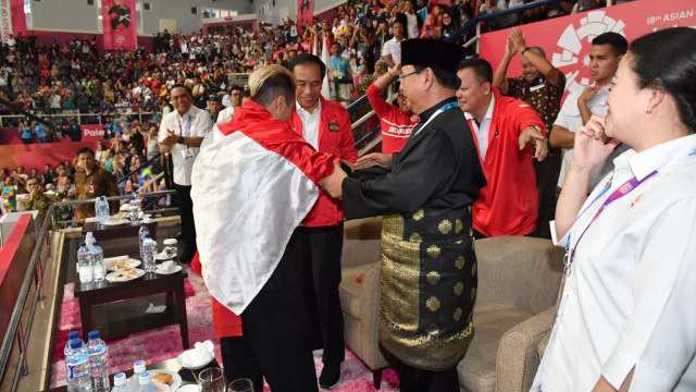 Presiden Jokowi dan Prabowo mengucapkan selamat pada peraih emas dalam final pencak silat Asian Games 2018, Rabu (29/8/18). (Foto: Dok. Biro Pers Setpres)