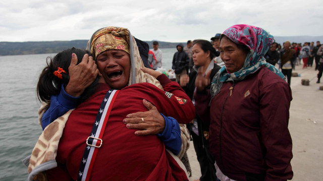 Keluarga korban KM Sinar Bangun yang karam di Danau Toba (18/6/2018). (Foto: Reuters/Albert Damanik)