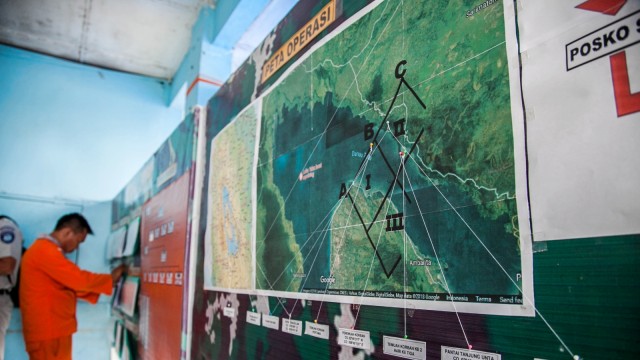 Pencarian KM Sinar Bangun di Danau Toba yang dilakukan oleh Badan Nasional Pencarian dan Pertolongan (Basarnas) (18/6/2018). (Foto: AFP/IVAN DAMANIK)