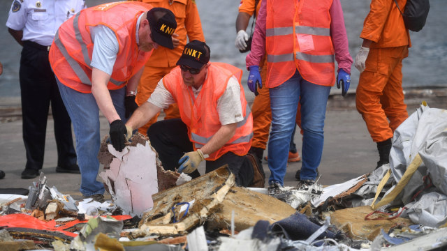 Petugas dari KNKT mengidentifikasi serpihan milik pesawat Lion Air JT 610 yang jatuh di perairan sebelah Utara Karawang, Jawa Barat (29/10/2018). (Foto: Antara/Akbar Nugroho Gumay)