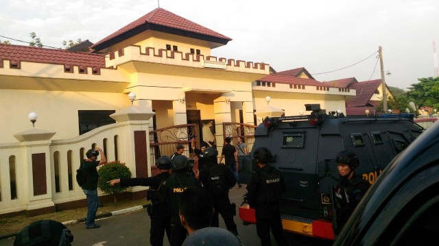 Tahanan yang sempat kabur, kembali menyerahkan diri ke Mako Brimob Kelapa Dua, Depok, Jawa Barat (8/5/2018). (Foto: Dok. Istimewa)