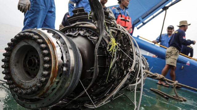 Mesin Turbin milik pesawat Lion Air JT 610 yang jatuh di perairan sebelah Utara Karawang, Jawa Barat (29/10/2018). Foto: Antara/Jaya Kusuma