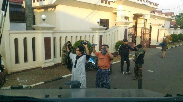 Tahanan yang sempat kabur, kembali menyerahkan diri ke Mako Brimob Kelapa Dua, Depok, Jawa Barat (8/5/2018). (Foto: Dok. Istimewa)
