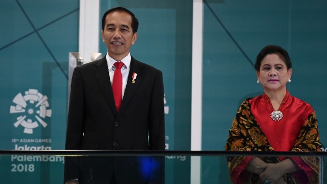 Presiden Joko Widodo dan Ibu Negara Iriana Joko Widodo hadir dalam kemeriahan pembukaan asian games 2018 di Gelora Bung Karno (18/8/2018). (Foto: AFP/Jewel Samad)
