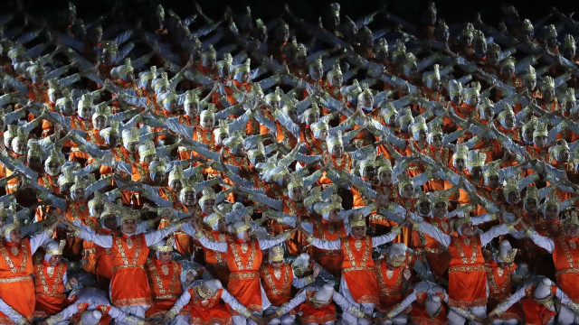 Tari Saman khas Aceh disajikan dalam pembukaan asian games 2018 di Gelora Bung Karno (18/8/2018). (Foto: REUTERS/Issei Kato)