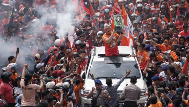 Ketua The Jakmania, Ferry Indrasjarief ikut pawai bersama suporter The Jakmania di Jakarta (15/12/2018). (Foto: Helmi Afandi/kumparan)