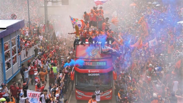 Ketua The Jakmania, Ferry Indrasjarief ikut pawai bersama suporter The Jakmania di Jakarta (15/12/2018). (Foto: Helmi Afandi/kumparan)