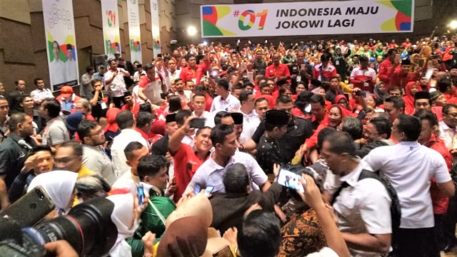 Calon Presiden nomor urut 01 Joko Widodo bertemu tim kampanye daerah dan relawan Riau di Kota Pekanbaru. (Foto: Jihad Akbar/kumparan)