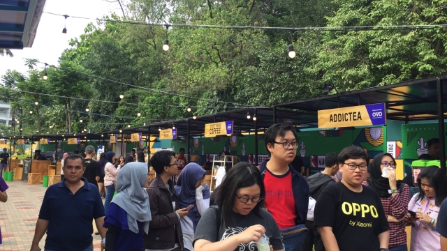 Selain produk lokal unik, Maker Fest juga menyuguhkan jajanan untuk pengunjung yang lapar dan haus. (Foto: Astrid Rahadiani Putri/kumparan)