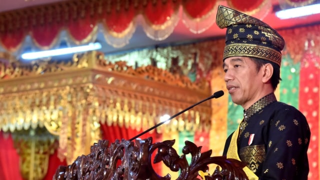 Jokowi diberikan Gelar oleh Lembaga Adat Melayu di Riau (Foto: Rusman - Biro Pers Setpres)
