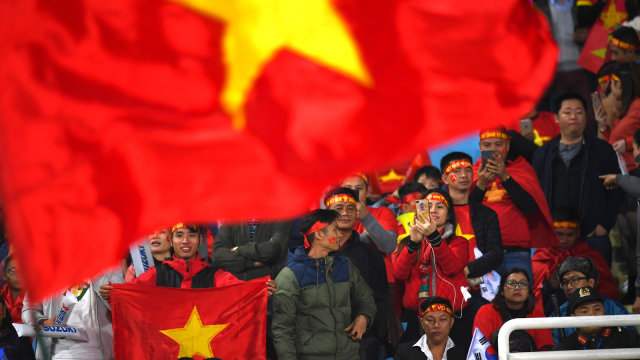 Suporter Timnas Vietnam memadati Stadion My Dinh pada laga final Piala AFF 2018. (Foto: Manan Vatsyayana/AFP)