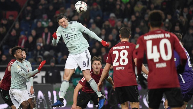 Penyerang Bayern Muenchen, Robert Lewandowski, melepas sundulan saat menghadapi Hannover. (Foto: REUTERS/Fabian Bimme)