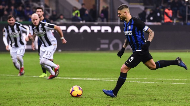 Mauro Icardi melakukan tembakan panenka saat Inter Milan mengalahkan Udinese. (Foto: Miguel Medina/AFP)