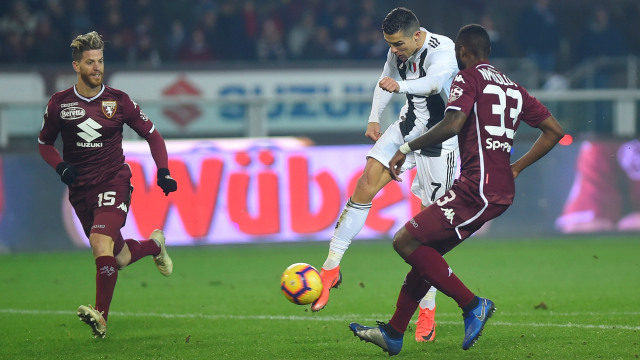 Pemain Juventus, Cristiano Ronaldo, melepas tembakan ke gawang Torino pada ajang Serie A. (Foto: REUTERS/Massimo Pinca)