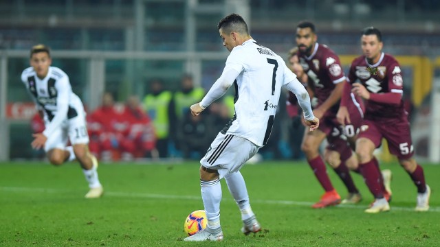Pemain Juventus, Cristiano Ronaldo, melakukan eksekusi penalti ke gawang Torino. (Foto: REUTERS/Massimo Pinca)