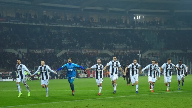 Cristiano Ronaldo dan para pemain Juventus merayakan kemenangan atas Torino. (Foto: REUTERS/Massimo Pinca)