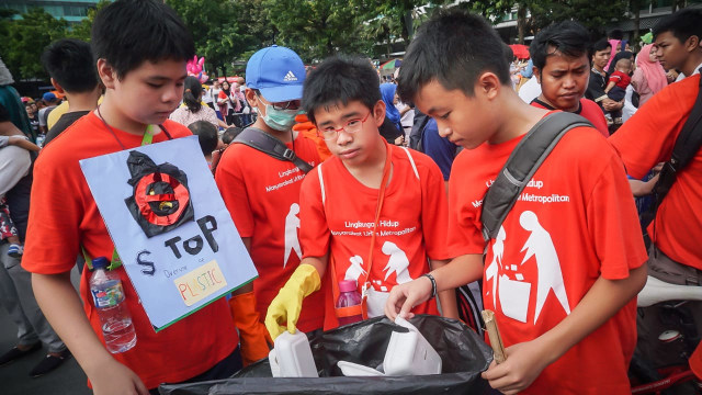 Sambil memungut sampah plastik siswa SMP Kolese Kanisius mengkampanyekan hentikan sampah plastik di kawasan Bundaran Hotel Indonesia, Jakarta. (Foto: Jamal Ramadhan/kumparan)