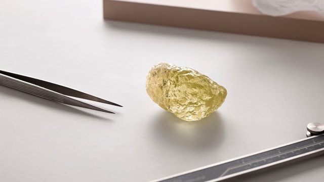 Penemuan berlian sebesar telur ayam di Amerika Utara. (Foto: Twitter/@SteveCSilva)