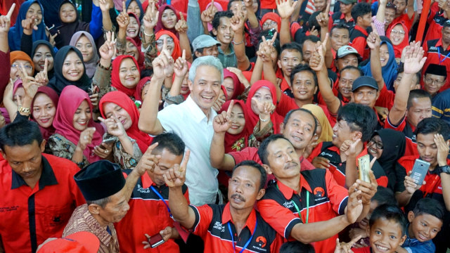 Ganjar Pranowo berfoto bersama pendukungnya di Boyolali  saat kampanye menjadi calon Gubernur Jawa Tengah. (Foto: Dok. Humas Ganjar Pranowo)