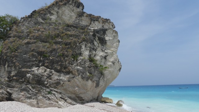 Di sekitar pantai terdapat sebuah tebing berukuran besar (Foto: Gitario Vista Inasis/kumparan)