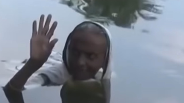 Kisah Seorang Nenek di India Menghabiskan 20 Tahun Berendam di Danau