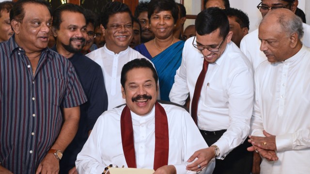 Perdana Menteri Sri Lanka Mahinda Rajapaksa (tengah). (Foto: AFP/LAKRUWAN WANNIARACHCHI)